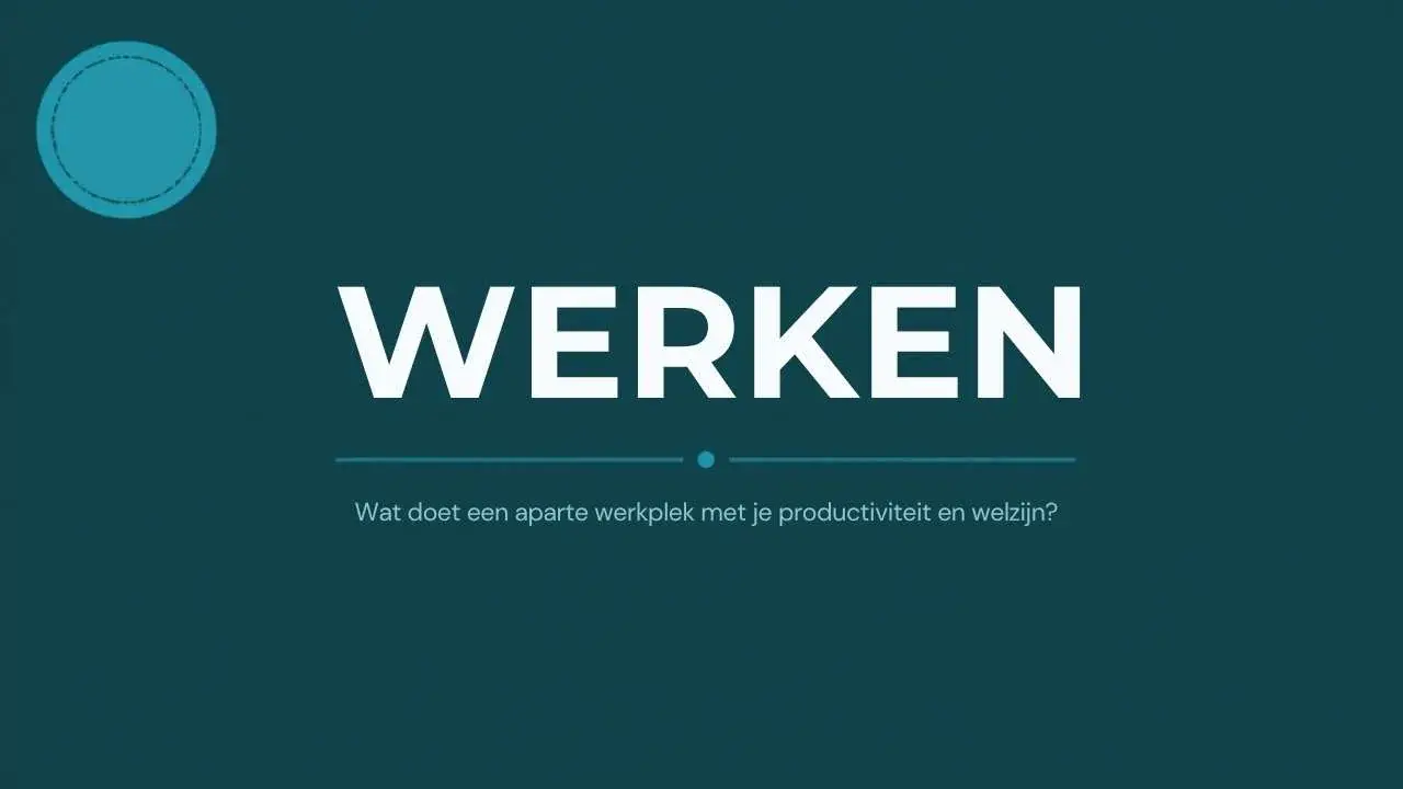 Persoon werkt geconcentreerd aan een bureau in een tuinkantoor