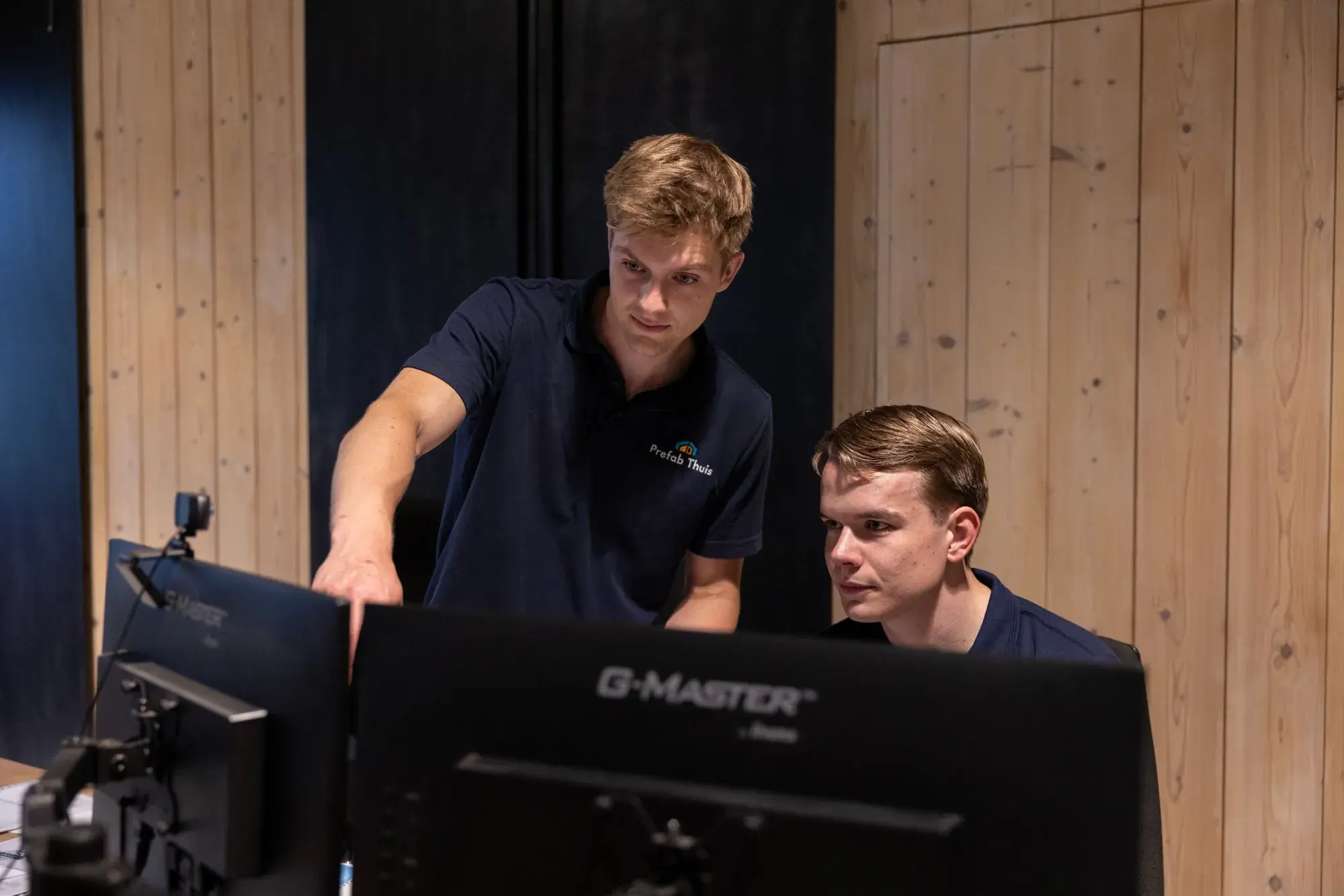 Twee oprichters van Prefab Thuis werken samen een tekening uit achter de computer
