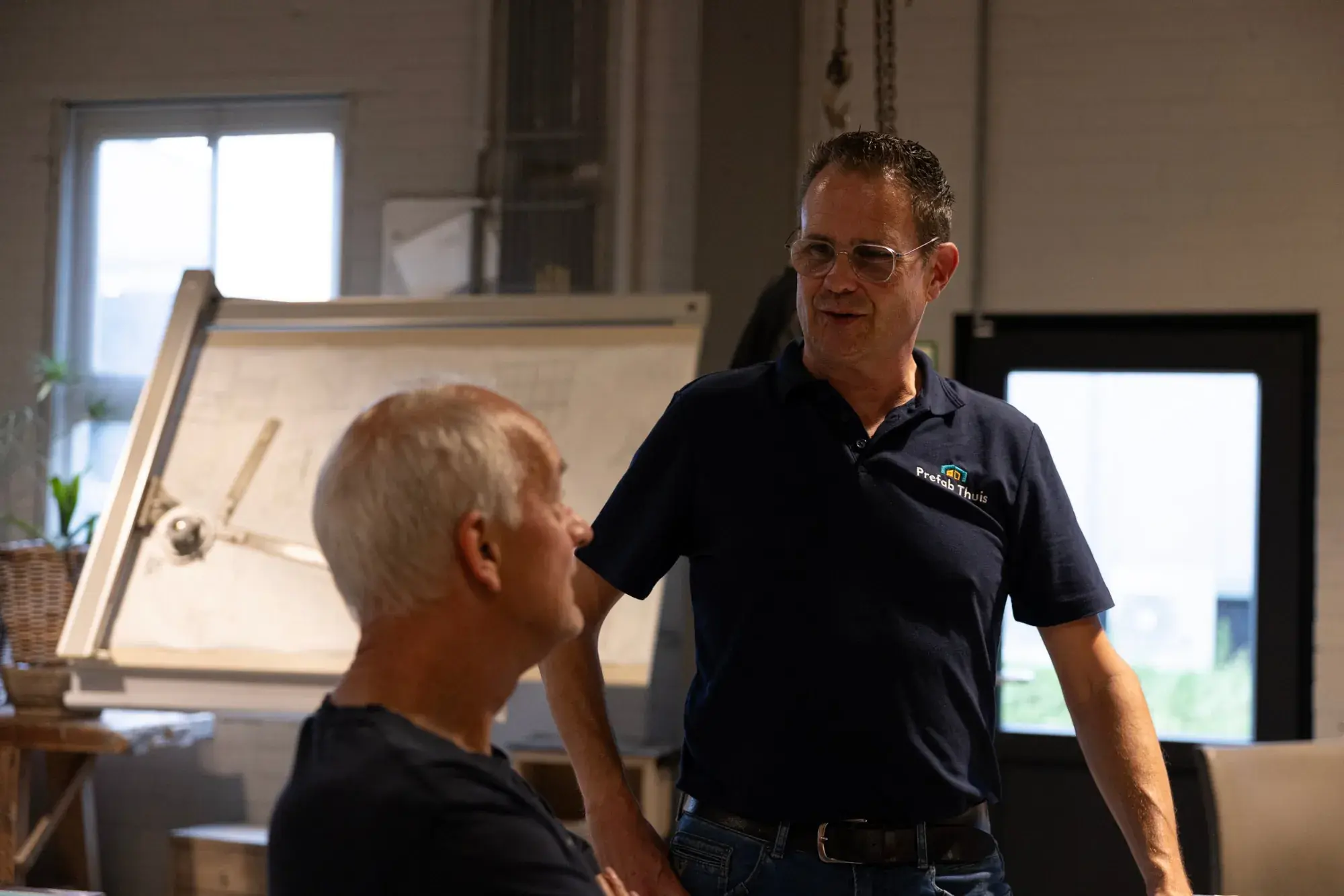 Bas van Rij en Hermann van der Steen, de vaders en adviseurs achter Prefab Thuis, in overleg bij de tekentafel