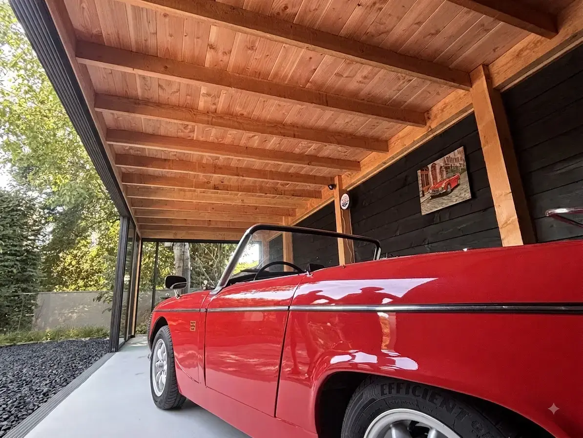 Rode oldtimer onder het douglas houten plafond van de maatwerk carport