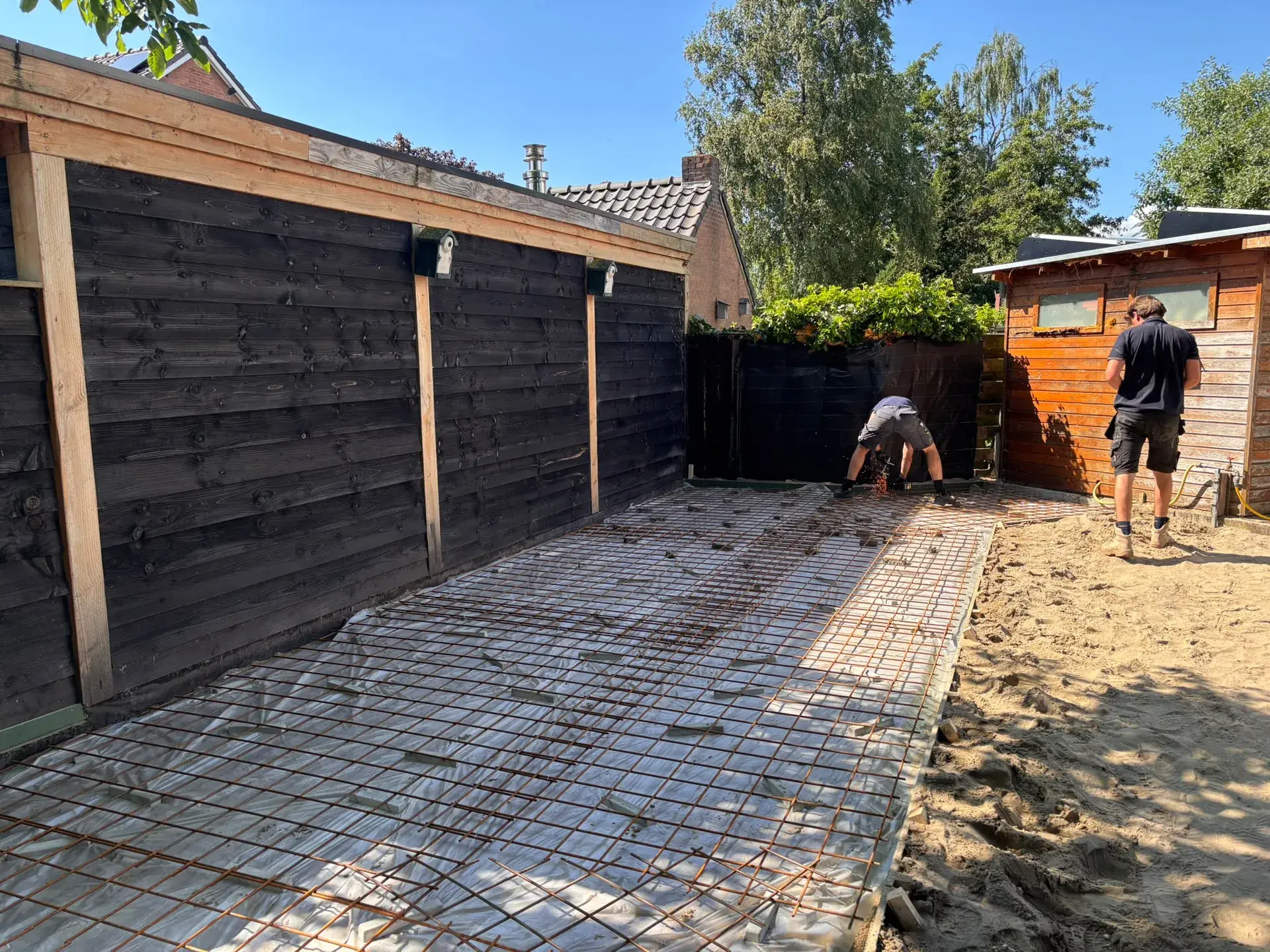 Wapeningsnetten op folie voor de betonvloer van de carport, klaar om te storten