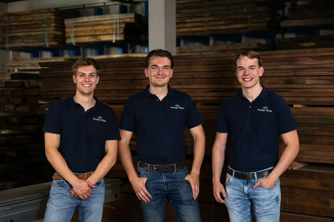 De drie oprichters van Prefab Thuis in de werkplaats