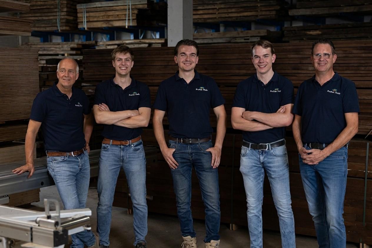 Het team van Prefab Thuis: de drie oprichters met hun vaders en adviseurs Hermann van der Steen en Bas van Rij.